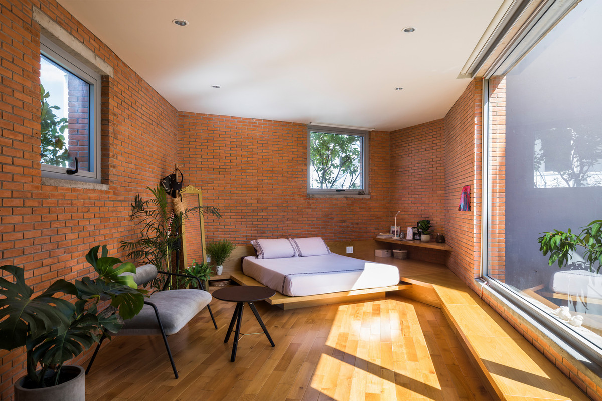 Phòng ngủ thoáng rộng, chan hòa với thiên nhiên.