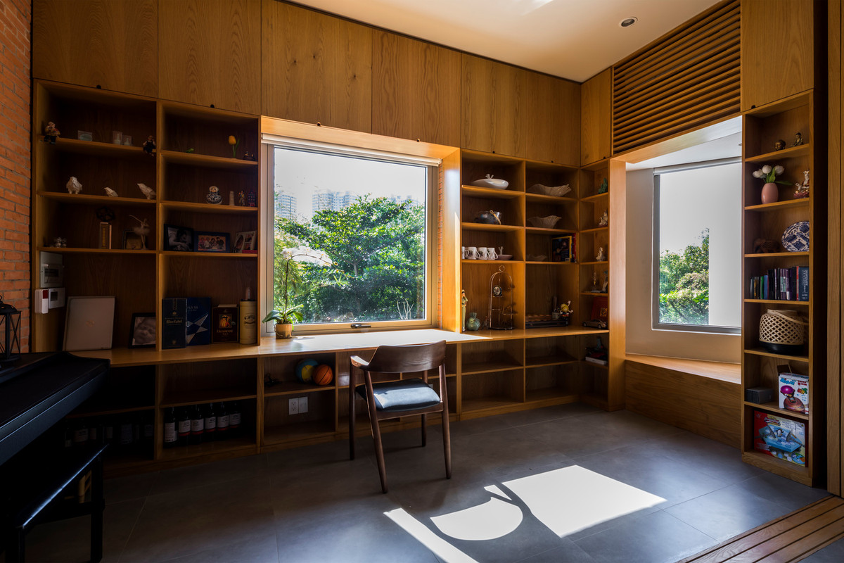 Nó gắn tất cả các không gian như phòng khách, phòng ăn với nhà bếp, thư viện và phòng ngủ trẻ em.