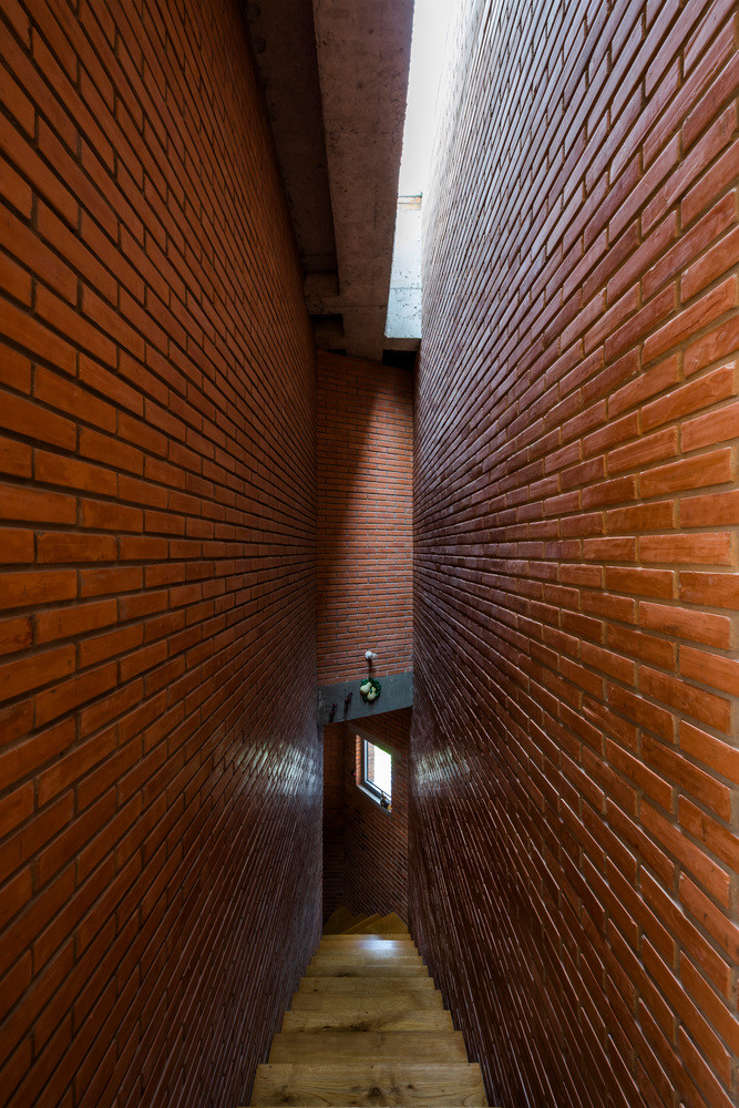 Để tiết kiệm chi phí, kiến trúc sư sử dụng tường gạch mộc truyền thống.