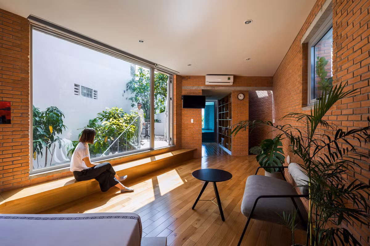 Thông qua các ô cửa sổ với kích thước khác nhau, gia chủ thoải mái tắm nắng và ngắm không gian xanh bên ngoài.