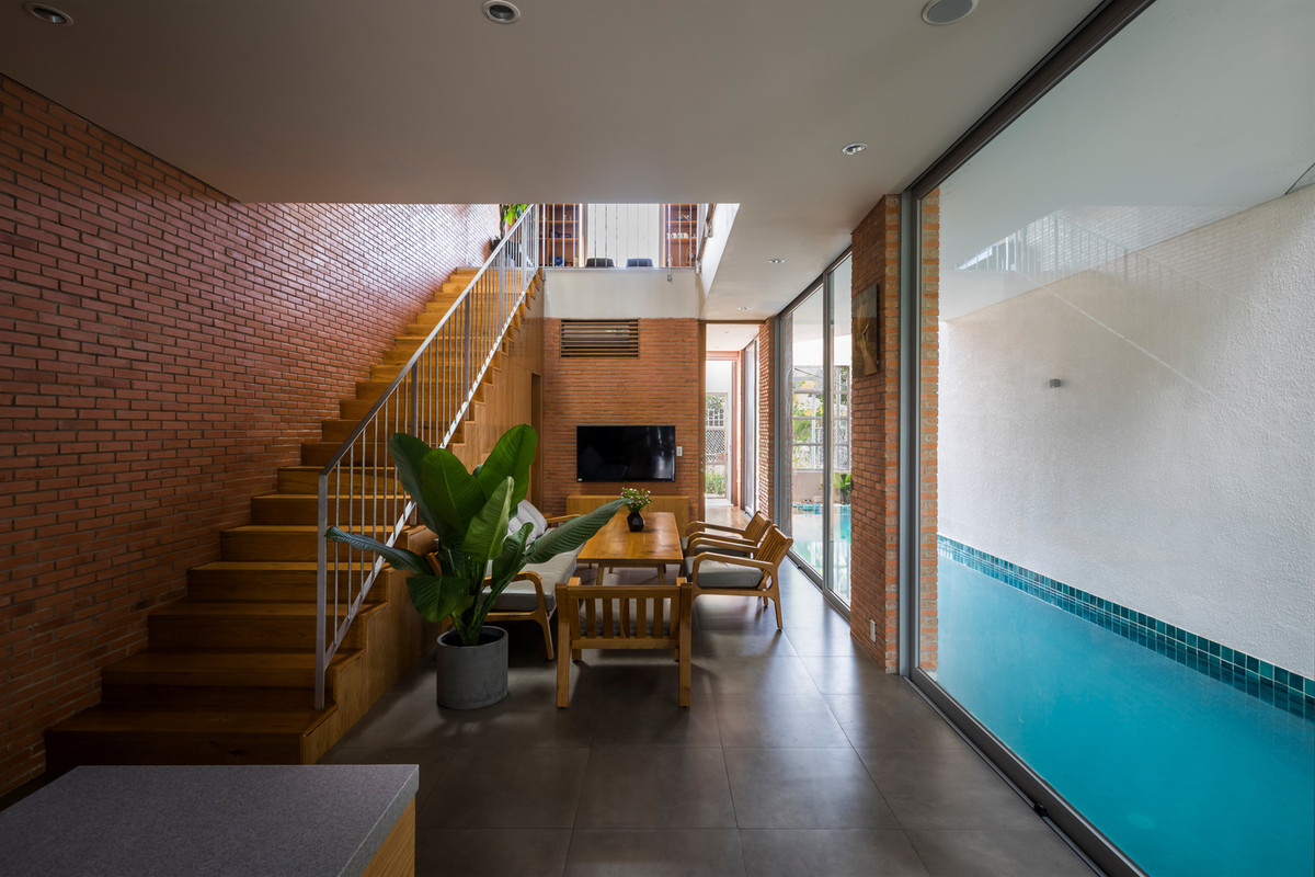 Tầng trệt được kết nối bởi một khoảng trống trung tâm khổng lồ.