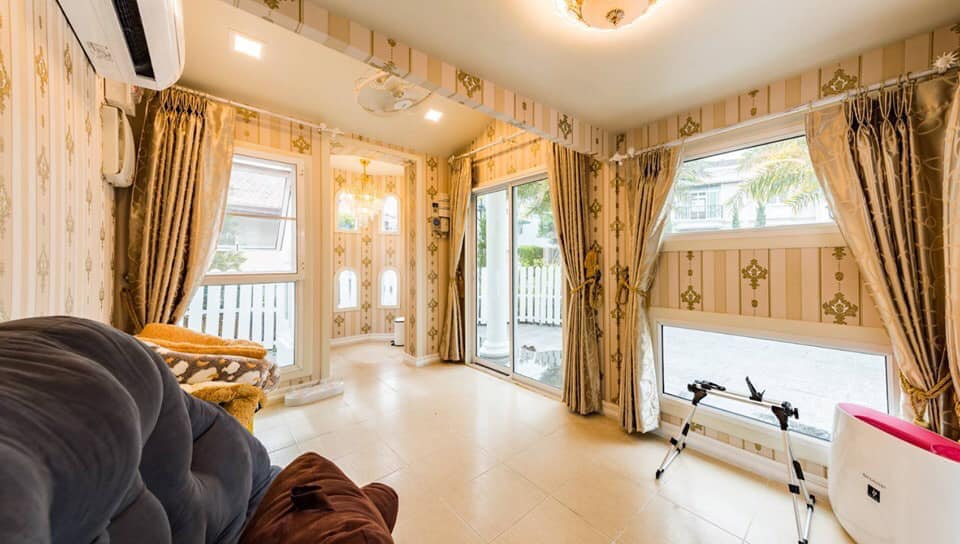 Biệt thự được thiết kế với nhiều cửa kính hiện đại, ngập ánh sáng.