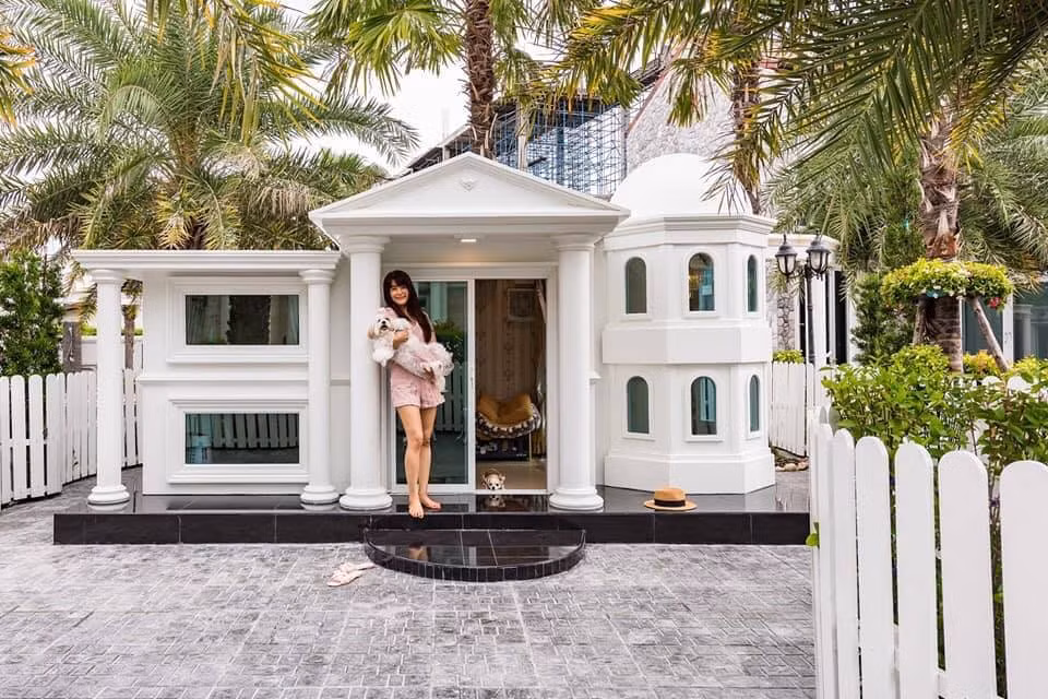 Mới đây, trên mạng xã hội xôn xao về một căn biệt thự sang trọng của nhà giàu dành cho cún cưng.