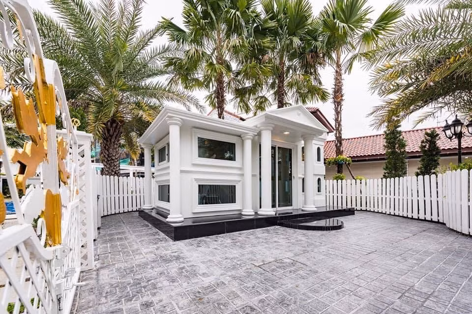 Cún cưng còn có hẳn một khoảng sân rộng để đi vui chơi và hít hở không khí trong lành.