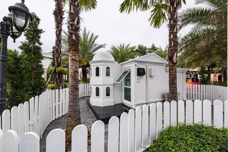 Bên ngoài khuôn viên căn biệt thự có hàng rào trắng đẹp mắt.