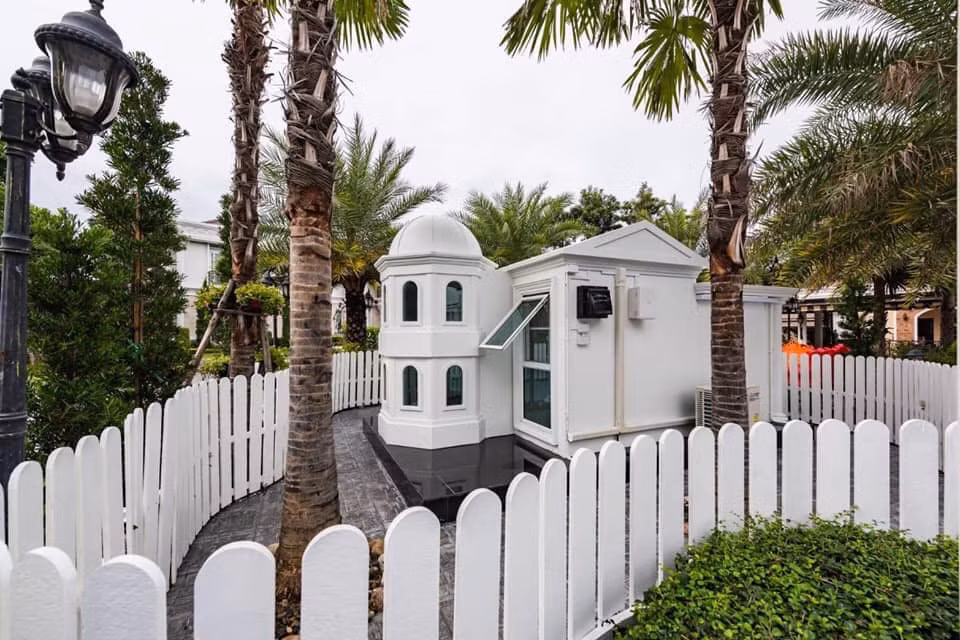 Bên ngoài khuôn viên căn biệt thự có hàng rào trắng đẹp mắt.