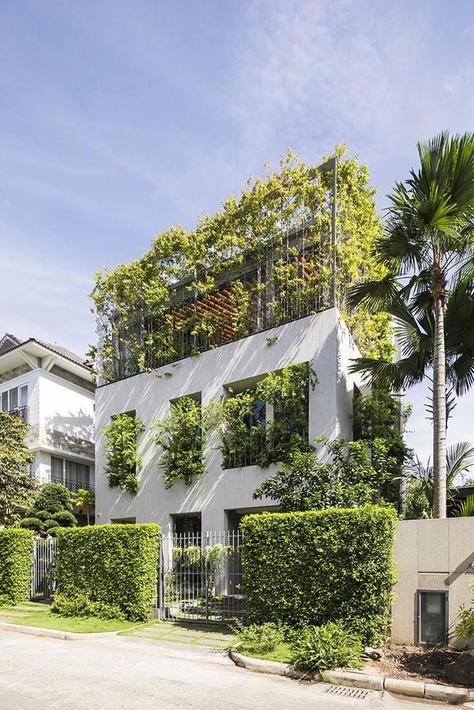 Từ trên cao xuống thấp, mọi nơi trong ngôi nhà đều đem lại cho ta cảm giác tươi mát, dễ chịu như đang được hòa mình vào với thiên nhiên cỏ cây.