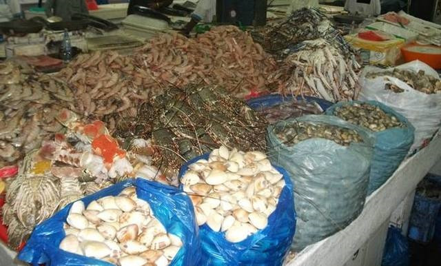 Nằm gần cửa vịnh Persian nên chợ hải sản Deira khá phong phú các mặt hàng và giá cả hợp lý.