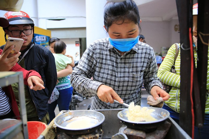 Từ lúc dọn hàng ra cho tới khi hết bột, lúc nào cũng có đông khách đứng vây quanh xe bánh này.