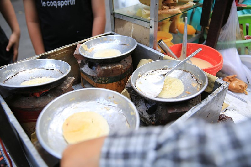 Khoảng 14 giờ, chị Phương bắt đầu đưa xe bánh ra đến điểm bán.