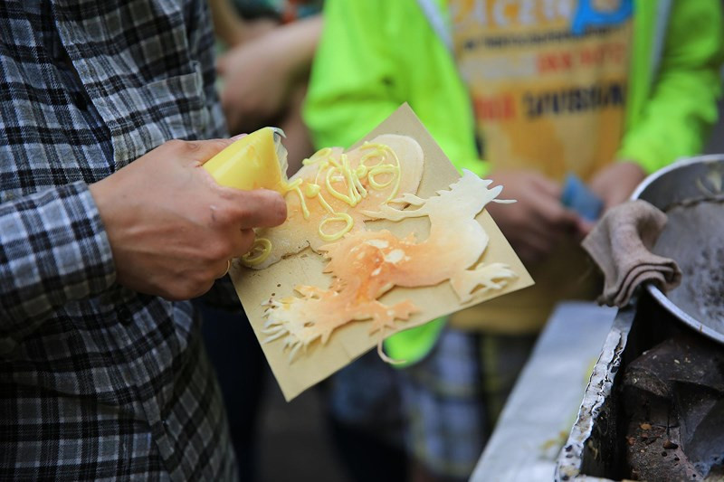 Không chỉ khéo tay làm những chiếc bánh có hình 12 con giáp mà chị Phương còn có thể làm bánh theo hình dáng của rất nhiều con vật khác nhau, tùy theo sở thích của khách.