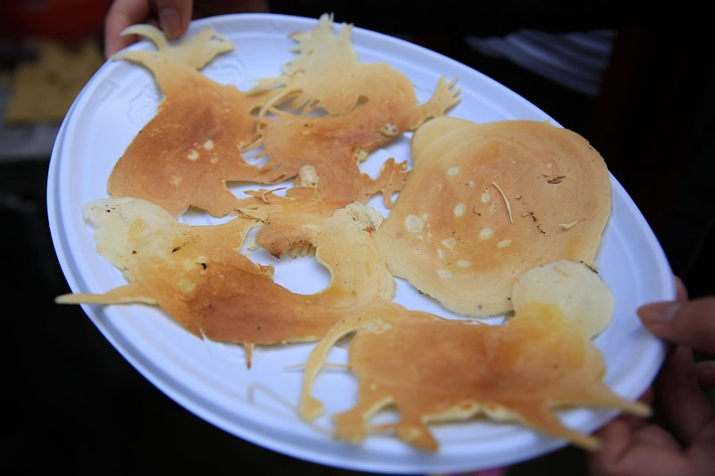 Mỗi cái bánh có giá 5.000 đồng, nếu là nhân chocolate thì thêm 1.000 đồng.