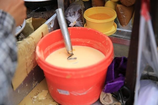 Bốn xô bột mỗi ngày đều hết sạch.