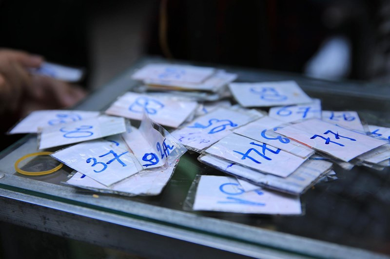 Do quá đông người cùng đến mua, xe bánh 12 con giáp của chị Phương phải phát số cho khách hàng đợi đến lượt để mua.