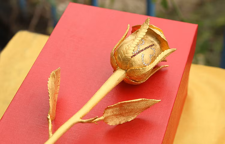 Tổng chiều dài của bông hồng đúc vàng là 22 cm. Ảnh: Karalux.