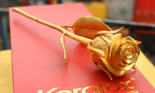 Cũng như vài năm trước, dịp 8/3 năm nay, một doanh nghiệp ở Đống Đa (Hà Nội) ra mắt thị trường bông hồng đúc vàng đính kim cương có giá tới 250 triệu đồng. Ảnh: Karalux.