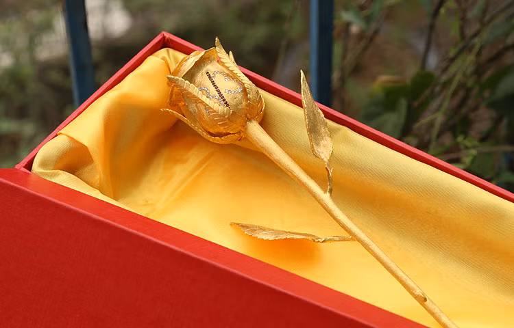 Số ngày 8/3 được đính bằng kim cương tự nhiên và Ruby đỏ. Ảnh: Karalux.