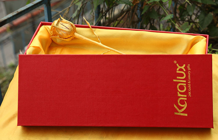 Để tạo ra bông hồng đúc vàng nghệ thuật này, đội ngũ chế tác phải mất 20 ngày làm việc liên tục. Ảnh: Karalux.