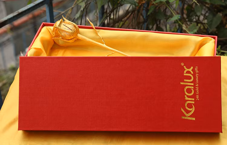 Để tạo ra bông hồng đúc vàng nghệ thuật này, đội ngũ chế tác phải mất 20 ngày làm việc liên tục. Ảnh: Karalux.