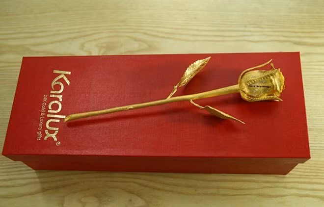 Mỗi bông hồng vàng sử dụng hết 5,5 lượng vàng ( 55 chỉ 24K) và 46 viên kim cương tự nhiên có kích thước 1,5 ly và 16 viên đá Ruby đỏ. Ảnh: Karalux.