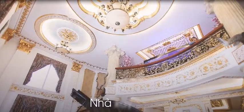 Nhà được xây theo kiến trúc của một tòa lâu đài phong cách hoàng gia Châu Âu.