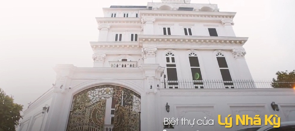  Lý Nhã Kỳ sở hữu khối tài sản khiến nhiều người nói vui rằng "có ăn 3 đời cũng không hết". Trong đó phải kể đến căn biệt thự toạ lạc tại khu dân cư cao cấp Thảo Điền - Quận 2.