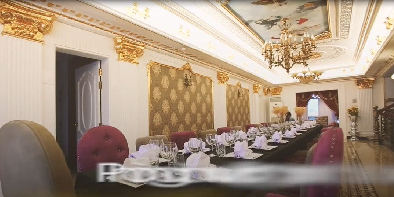 Phòng ăn sử dụng gam màu vàng kết hợp trắng.