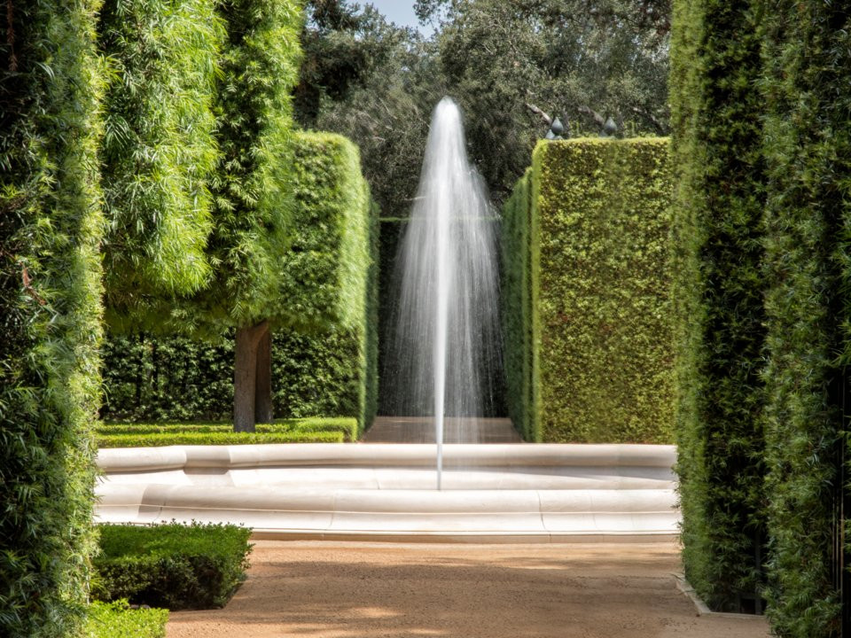 Cảnh quan xung quanh biệt thự chẳng khác một công viên thu nhỏ. Nguồn ảnh: BI.