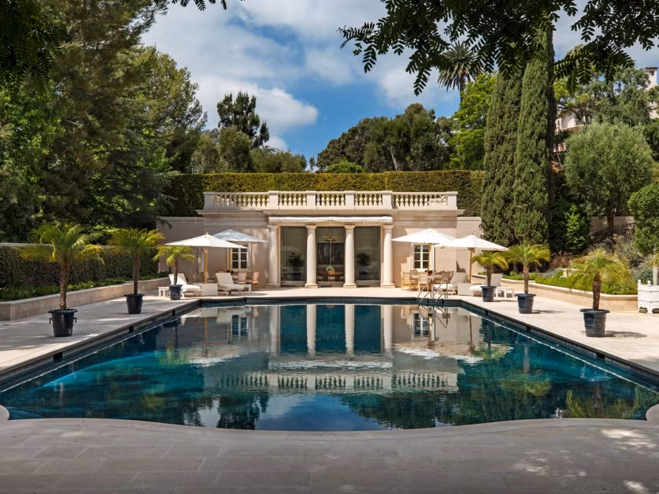 Một hồ bơi dài 75 feet (hơn 20m).