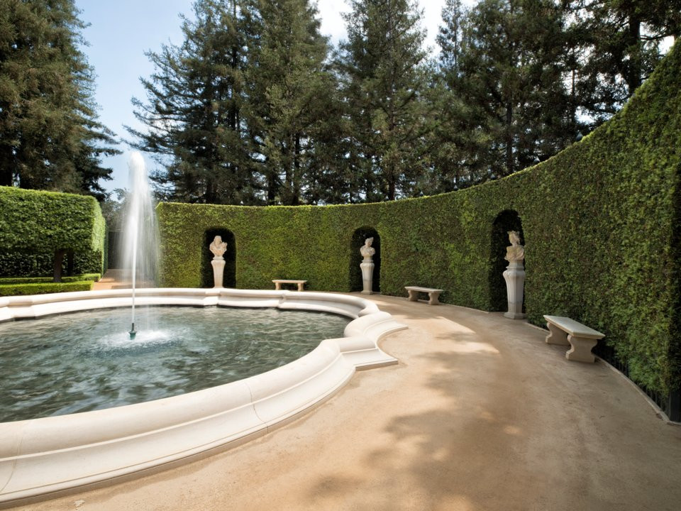 Biệt thự Chartwell hiện bao gồm một nhà khách với năm phòng ngủ, một sân tennis và một hầm rượu 12.000 chai...