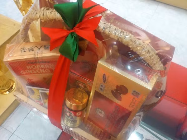 Giỏ quà Tết hồng sâm Hàn Quốc với các món đồ đi kèm giá từ vài triệu đến hơn chục triệu đồng. Ảnh: WordPress.