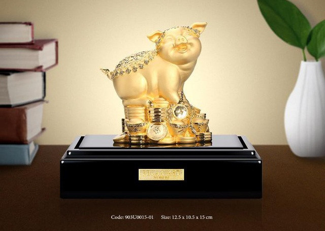 Với dáng hình tròn trịa, lợn trong phong thủy mạ vàng 24K được xem là biểu tượng cực kỳ may mắn trong năm mới. Ảnh: PrimaArtVN.