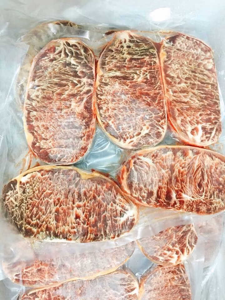 Thịt được nhập từ Nhật Bản, bảo quản ở nhiệt độ tối thiểu -20 độ C, có tem để truy xuất nguồn gốc. Giá mỗi kg bò Kobe lên tới hàng chục triệu đồng. Ảnh: Thao Pham.