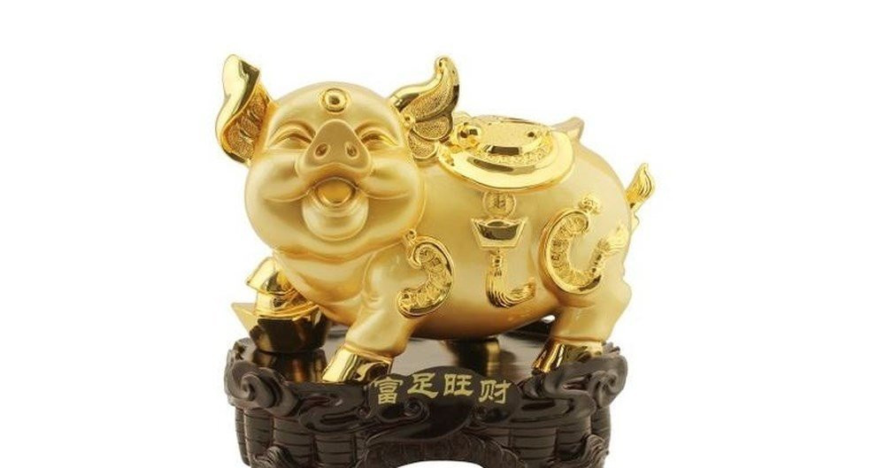 Những chú heo phong thủy mạ vàng có giá từ vài triệu đến vài chục triệu đồng. Ảnh: Quavang.