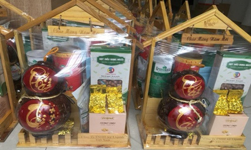 Năm nay, giỏ quà Tết bằng khung gỗ lạ mắt gây ấn tượng ngay từ lần đầu xuất hiện. Ảnh: Facebook. Video: Gà trống mạ vàng sang trọng dịp tết. Nguồn: VTC.