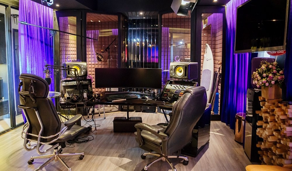 Trong nhà còn có một phòng thu âm riêng mang tên Q Studio. Ảnh: Vietnamnet.