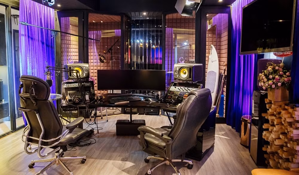 Trong nhà còn có một phòng thu âm riêng mang tên Q Studio. Ảnh: Vietnamnet.