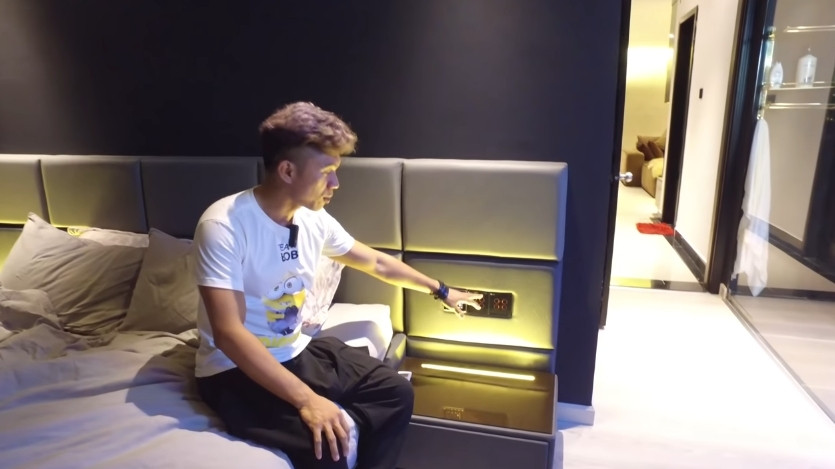 Điểm gây ấn tượng nhất trong căn hộ là công tắc điện cảm ứng độc đáo. Ảnh: Yan.