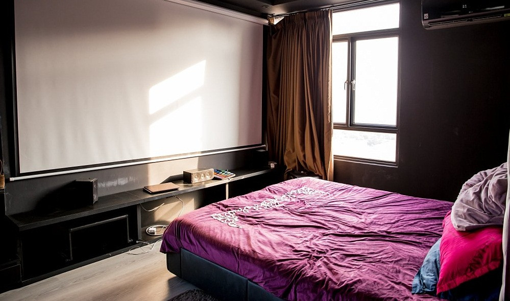 Phòng ngủ với sắc đen, tím chủ đạo. Ảnh: Vietnamnet.