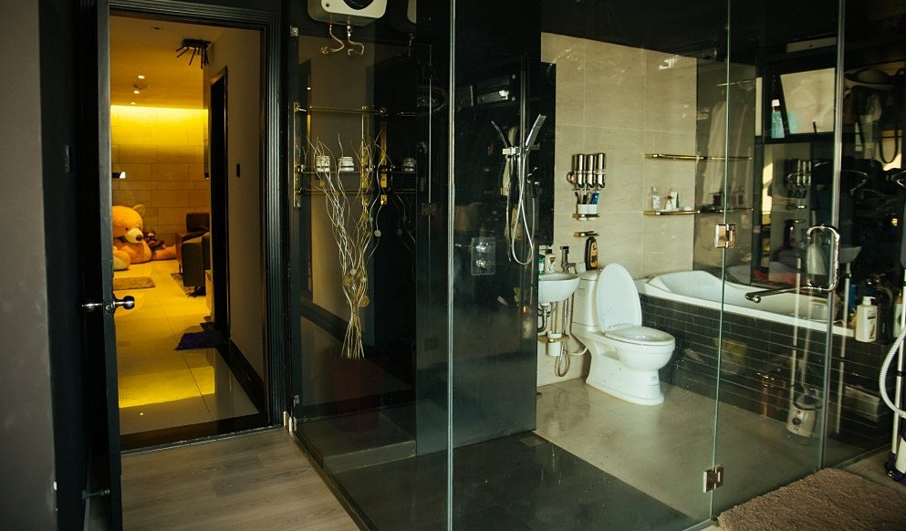 Phòng tắm sang trọng được bao bọc bằng kính. Ảnh: Vietnamnet.