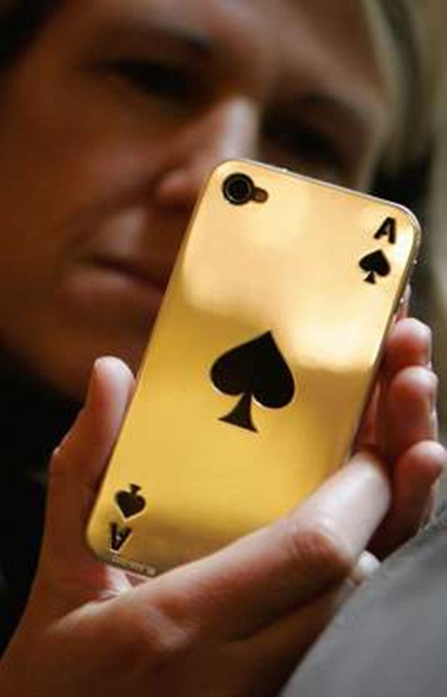 Ốp điện thoại làm từ vàng do nhà thiết kế Umberto thực hiện.