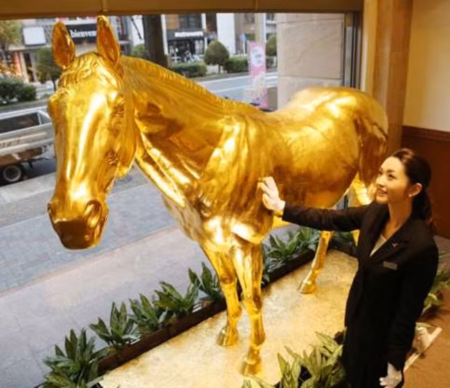 Một sản phẩm có kích thước bằng con ngựa thật được làm từ đồng, bên ngoài phủ lá vàng trưng bày tại một cửa hàng trang sức ở Nagoya, Nhật Bản để đánh dấu năm con ngựa 2014.
