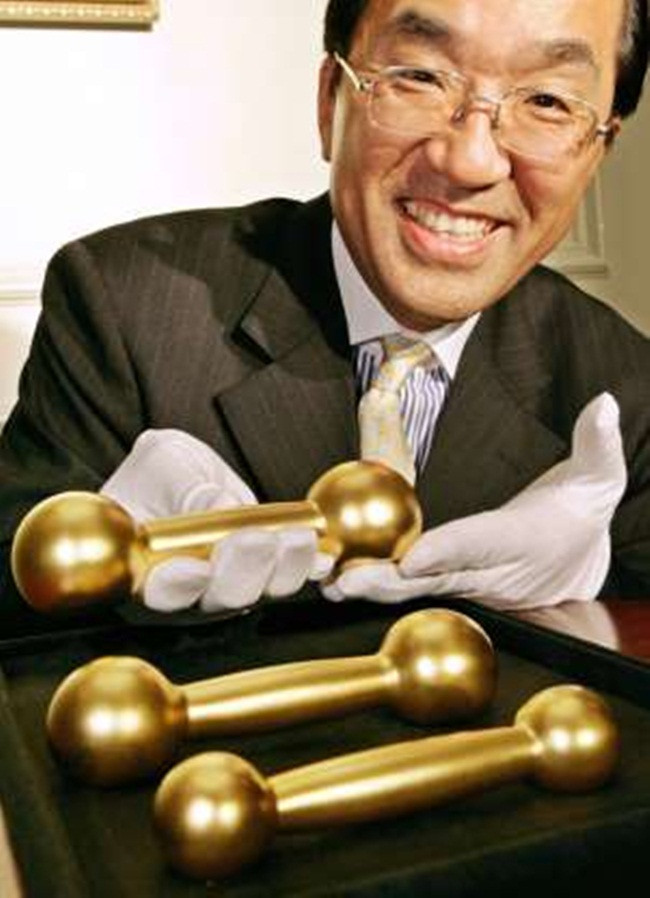 Năm 2006, ông Hideya Okamoto, chủ tịch công ty Tanaka Kikinzoku, một thương hiệu sản xuất kim loại quý của Nhật Bản giới thiệu tạ làm bằng vàng nguyên chất ở Tokyo.