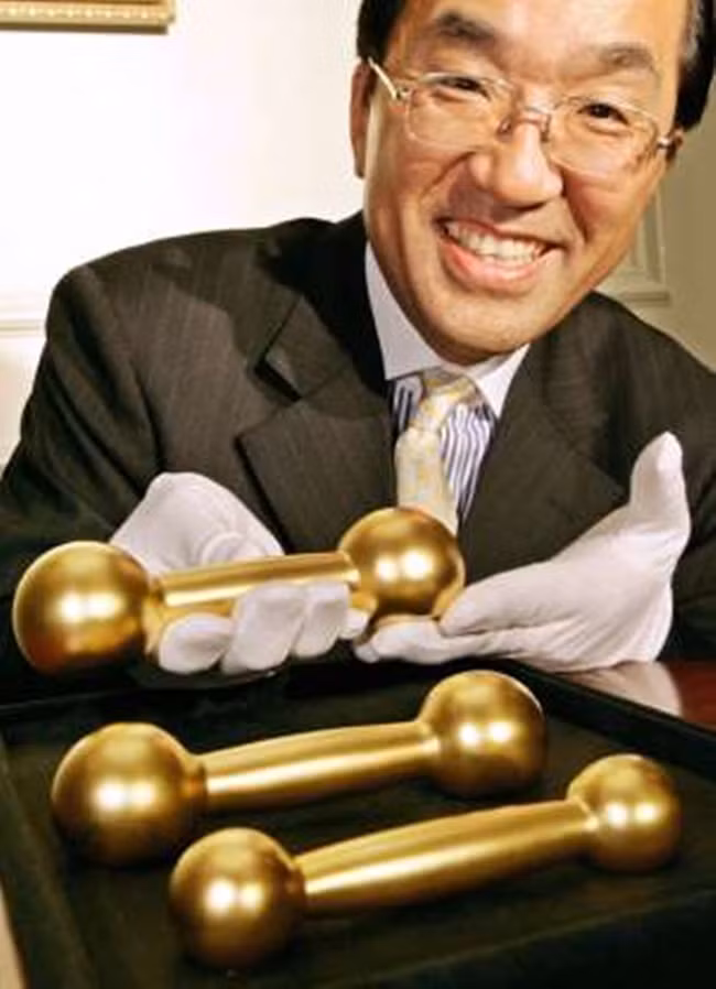 Năm 2006, ông Hideya Okamoto, chủ tịch công ty Tanaka Kikinzoku, một thương hiệu sản xuất kim loại quý của Nhật Bản giới thiệu tạ làm bằng vàng nguyên chất ở Tokyo.