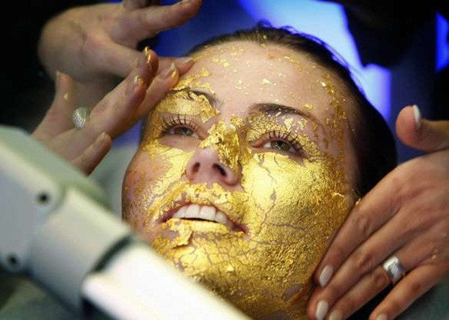 Một vị khách đắp mặt nạ làm từ vàng 24 karat tại Hà Lan.