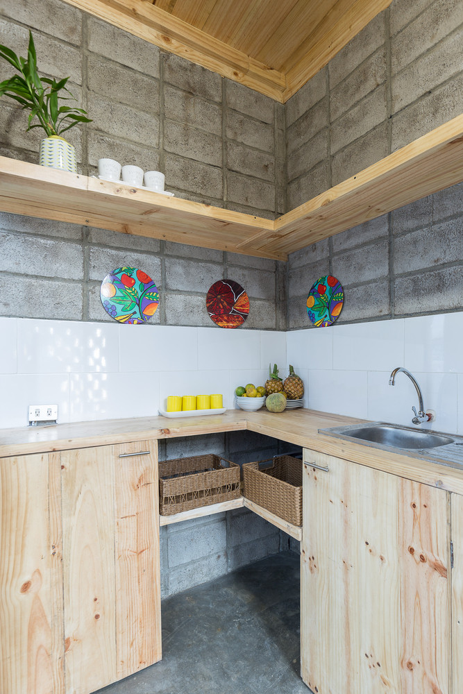  Nhà bếp sử dụng nội thất gỗ mộc hài hòa với bức tường.