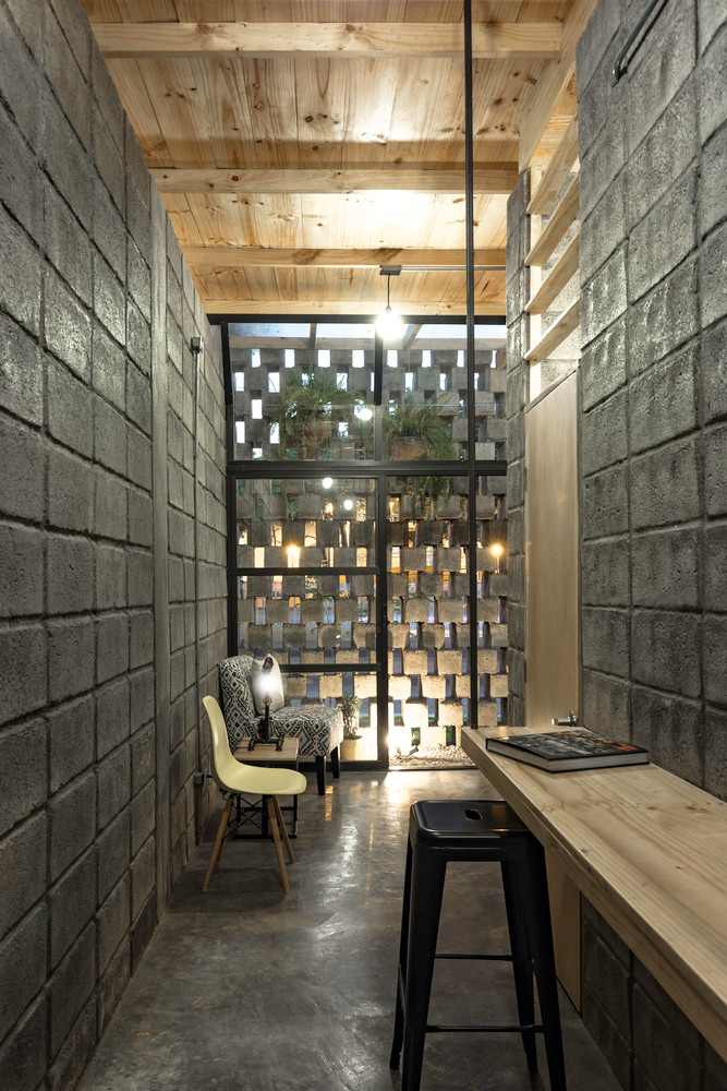 Một khoảng hành lang xanh nhỏ nhắn ở phòng khách.