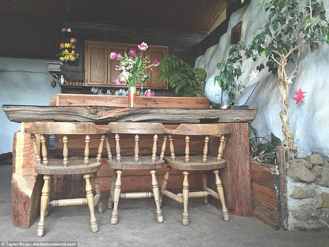 Bàn ghế gỗ do chính tay chủ nhà gia cố.