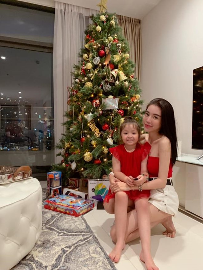 Người mẫu Elly Trần và hai con hiện sống trong một căn hộ hạng sang ở TP HCM. Ảnh: Dân Việt.