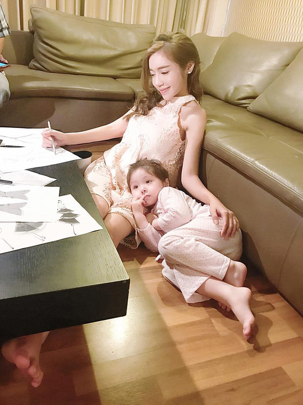 Phòng khách rộng rãi với gam màu trầm, sàn gỗ sang trọng. Ảnh: FBNV.